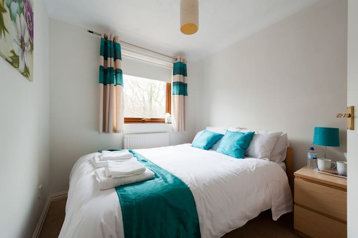 Small room in det fam house+ parking in quiet rd