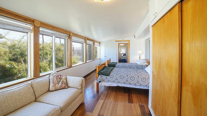 Two twin beds in Bedroom 3