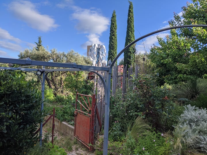 House in a garden near the center of Arles