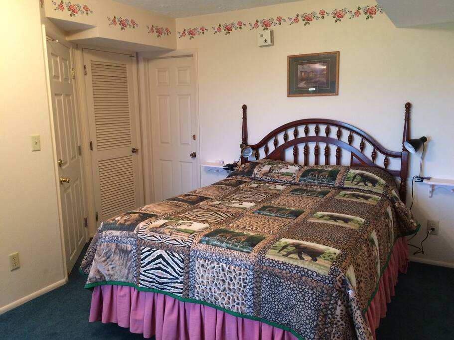 Safari room with queen bed