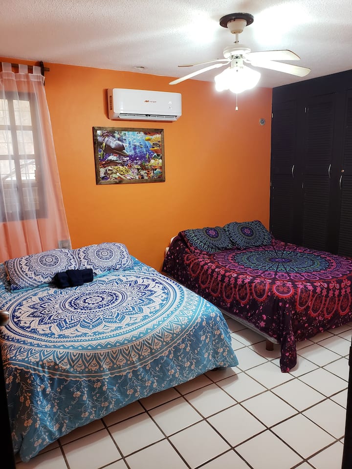 ห้องนอนที่สองพร้อมเตียงเต็ม 2 เตียงและเครื่องปรับอากาศ เหมาะสำหรับครอบครัวและกลุ่ม