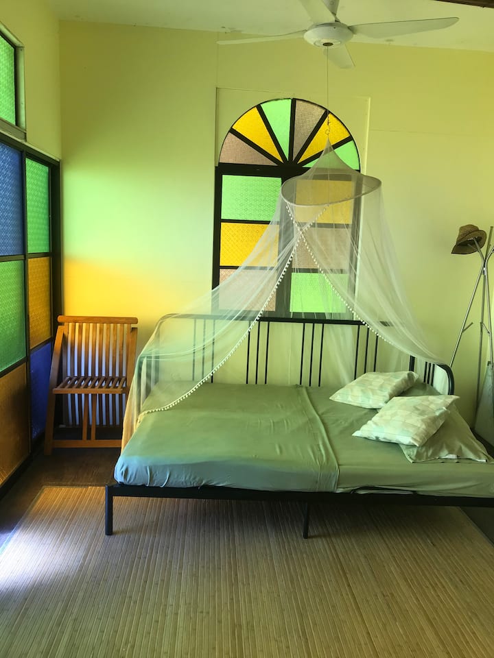 第二张床。如图所示，可以是一张双人床，一张单人床或两张单人床。