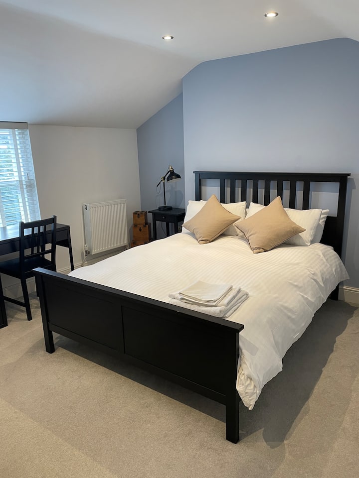 Cama queen con edredón de plumas