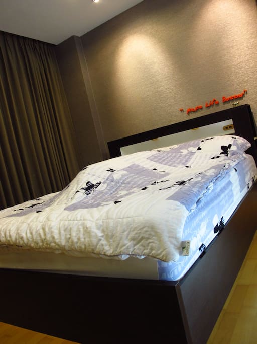 Queen size bed in the warm bedroom