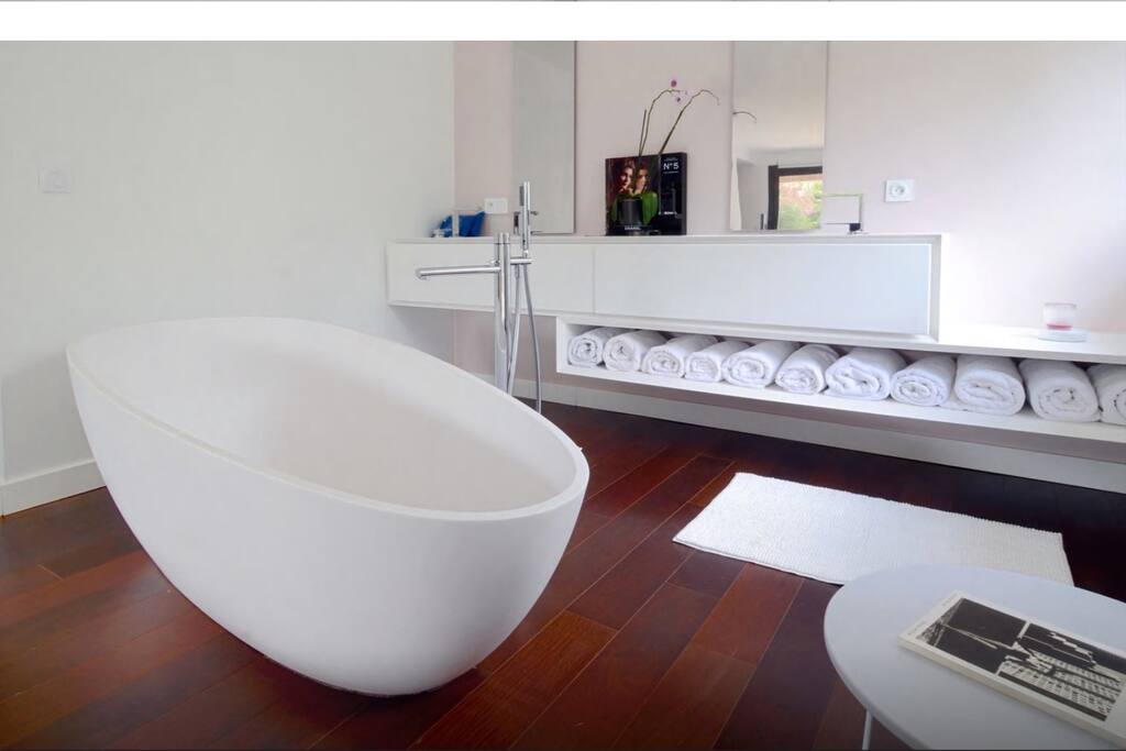 Salle de bain de la suite avec baignoire et rangement