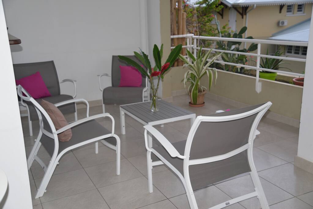 Salon d'extérieur sur la Terrasse avec jardinière fleurie