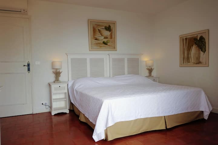 Втора главна спална соба, брачен кревет кој може да се подели (200x200cm)