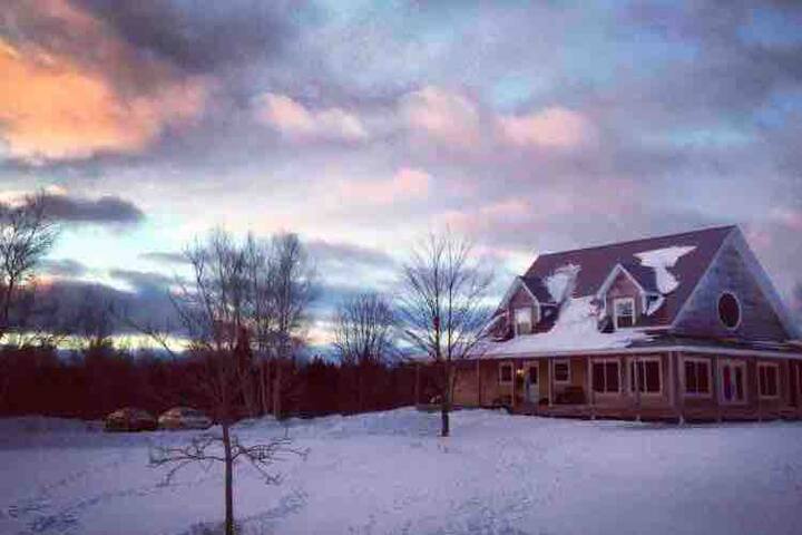 Beautiful Riverfront Home Utopia gallery image 2