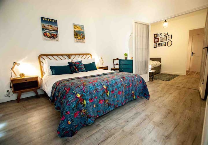 ห้องสำหรับครอบครัวขนาดใหญ่ที่สวยงามพร้อมเตียงคิงไซส์และเตียงคู่แบบดึงออกได้พร้อมห้องน้ำในตัว