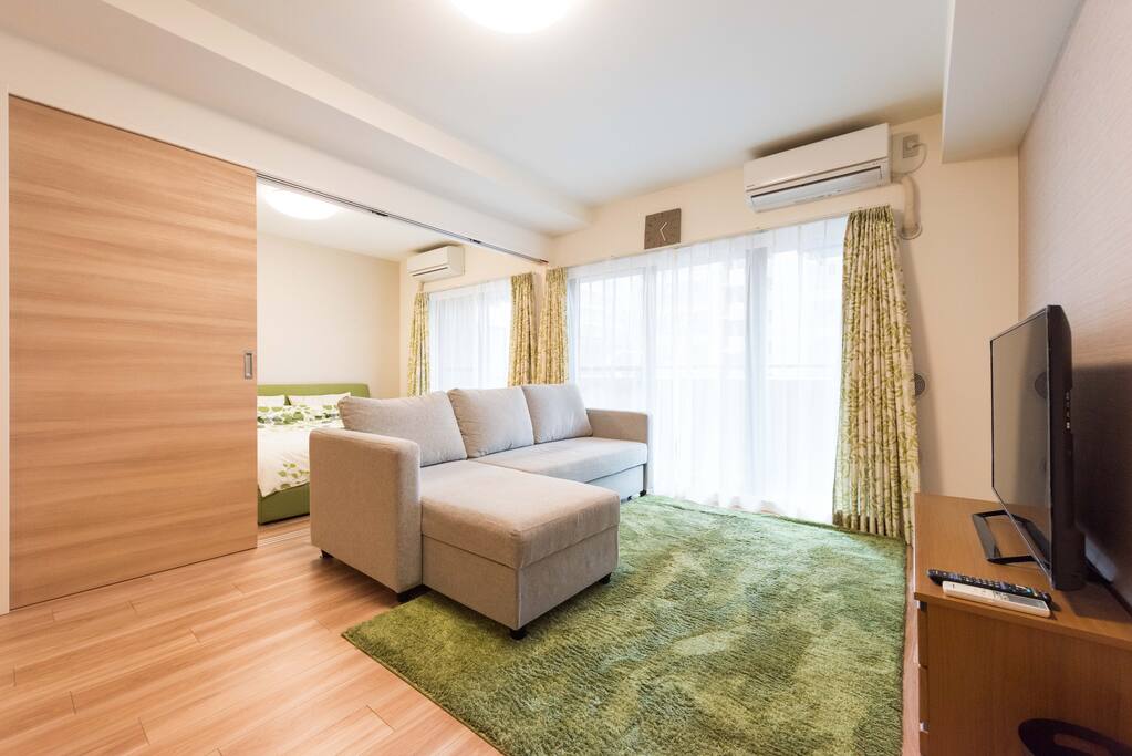 Big living room, with comfortable sofa. 超大起居室, 带有舒适的沙发!