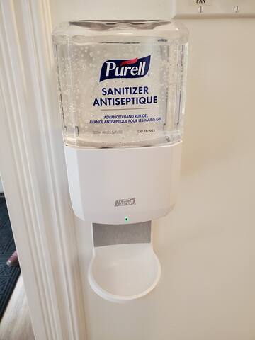 Beautiful Modern Home, Heart of Bayview Village gallery image 2