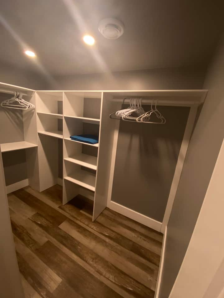 Un'altra vista della cabina armadio