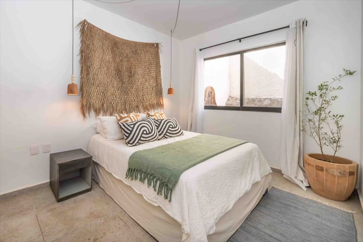 Chumba cha kulala cha ghorofa ya kwanza/kitanda cha ukubwa wa malkia/kabati kubwa