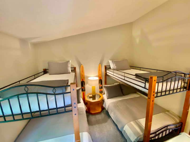 La chambre numéro 3 est située au niveau supérieur et dispose de deux lits superposés qui peuvent accueillir 4 personnes au total. Cette chambre est parfaitement adaptée aux enfants et peut ne pas être très confortable pour les adultes.