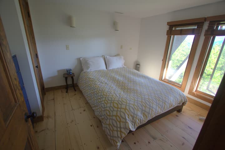 Spavaća soba na donjem katu s bračnim krevetom (širine 150 - 179 cm)