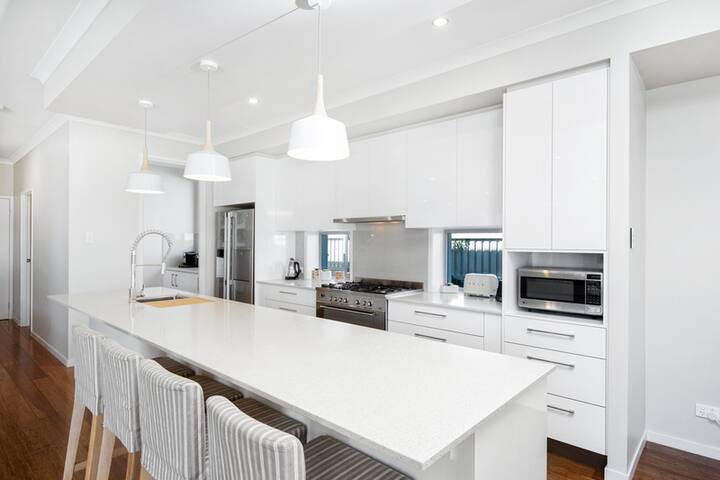 Stunning family home close to glorious beaches gallery image 4