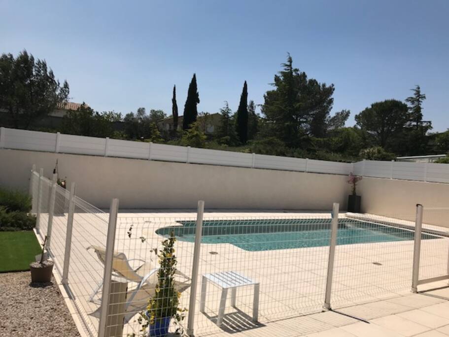 piscine chauffée cloturée