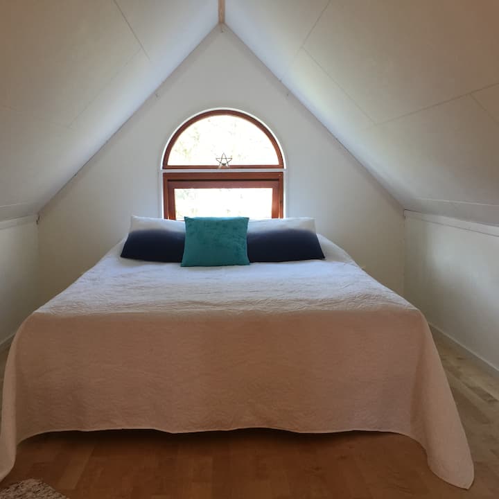 Chumba cha kulala 2. Kitanda maradufu katika roshani ya kulala.