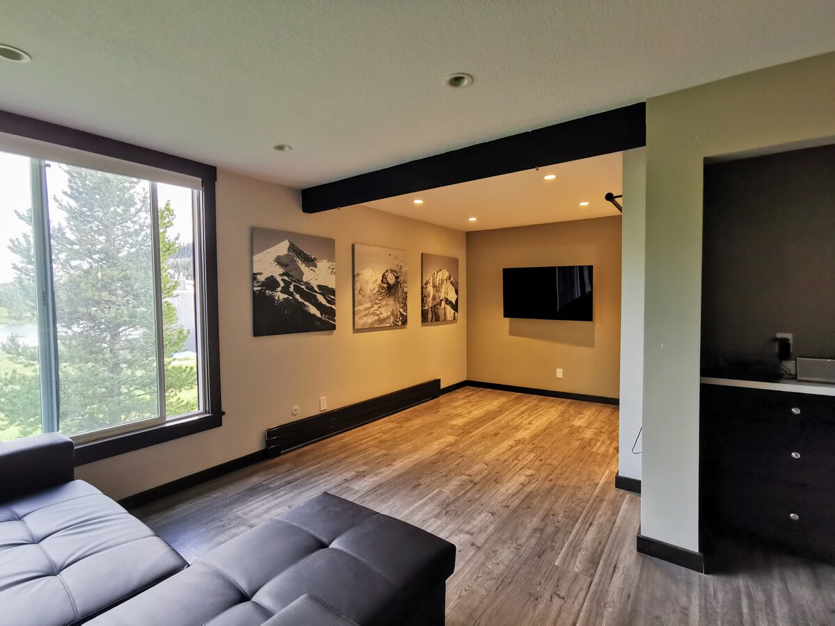Top Airbnb: Modern & Light Minimalist Studio in Big Sky