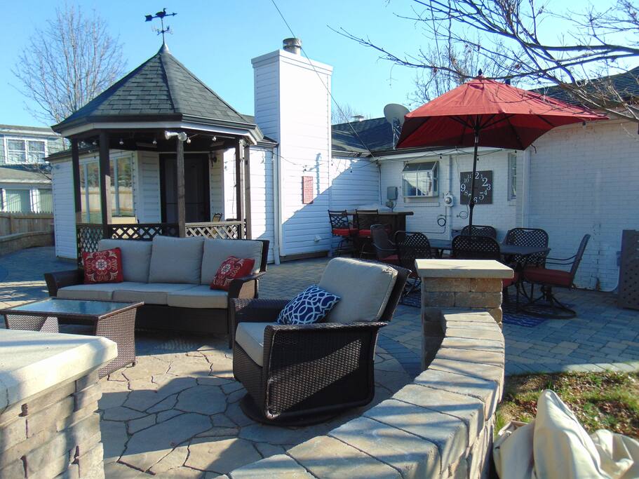 Outdoor dining, seating, bar area