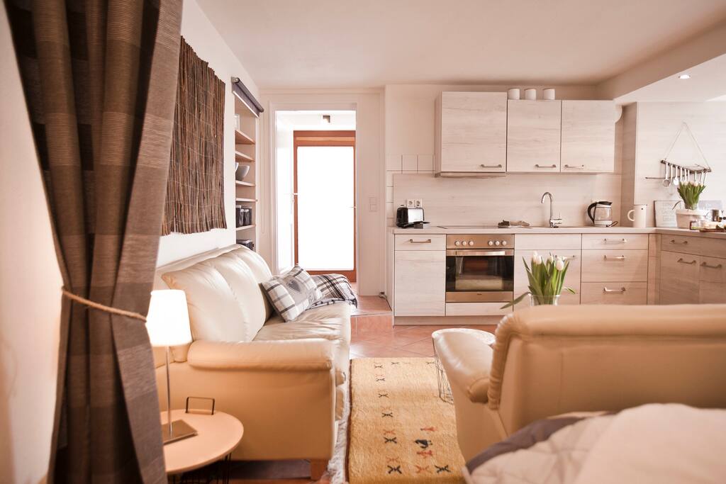Der Blick vom Bett in das Zimmer