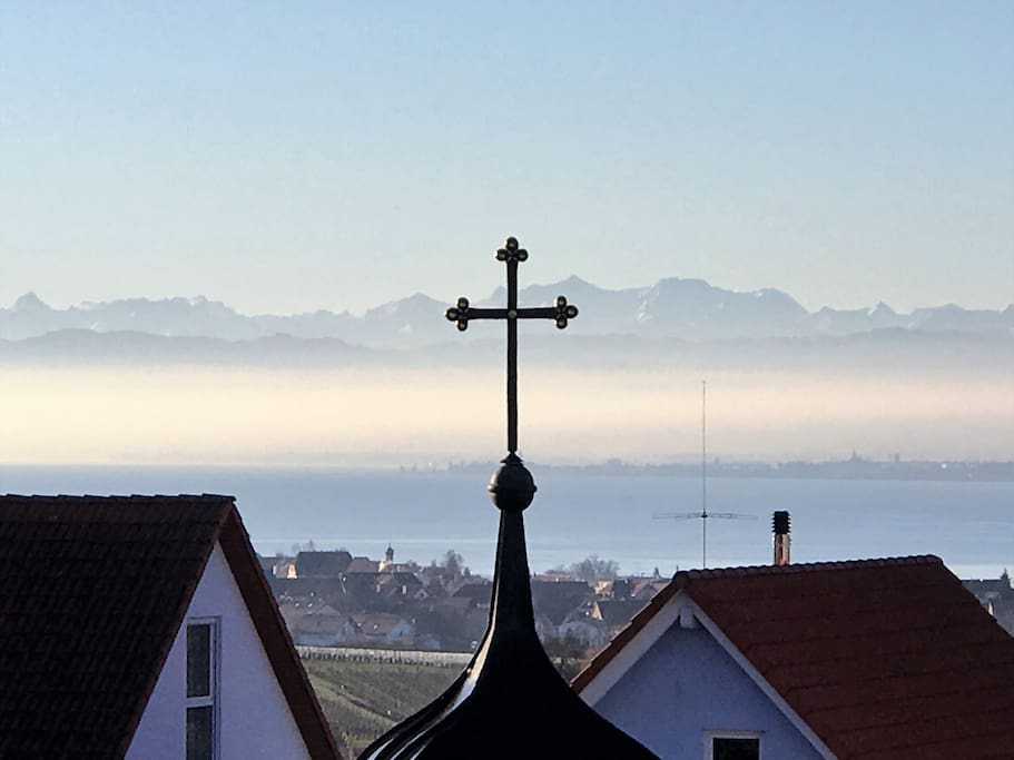 Balkon mit See- und Alpenblick und Kapellenkreuz
