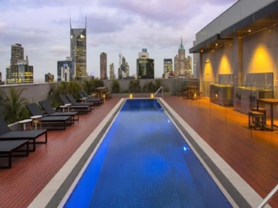 Rooftop Swimming pool, barbecue and sitting area for guests