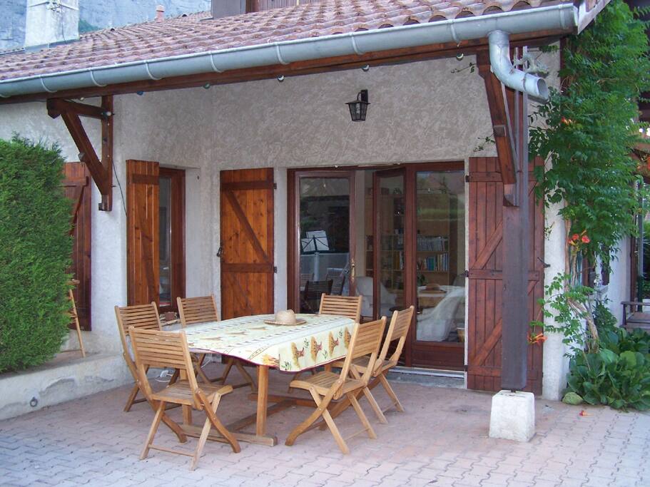 La terrasse coté piscine