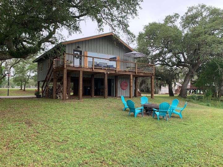 The Rustic Retreat on the San Bernard River Cabins for Rent in