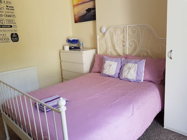 Room with access to garden 1 mile to Luton Airport