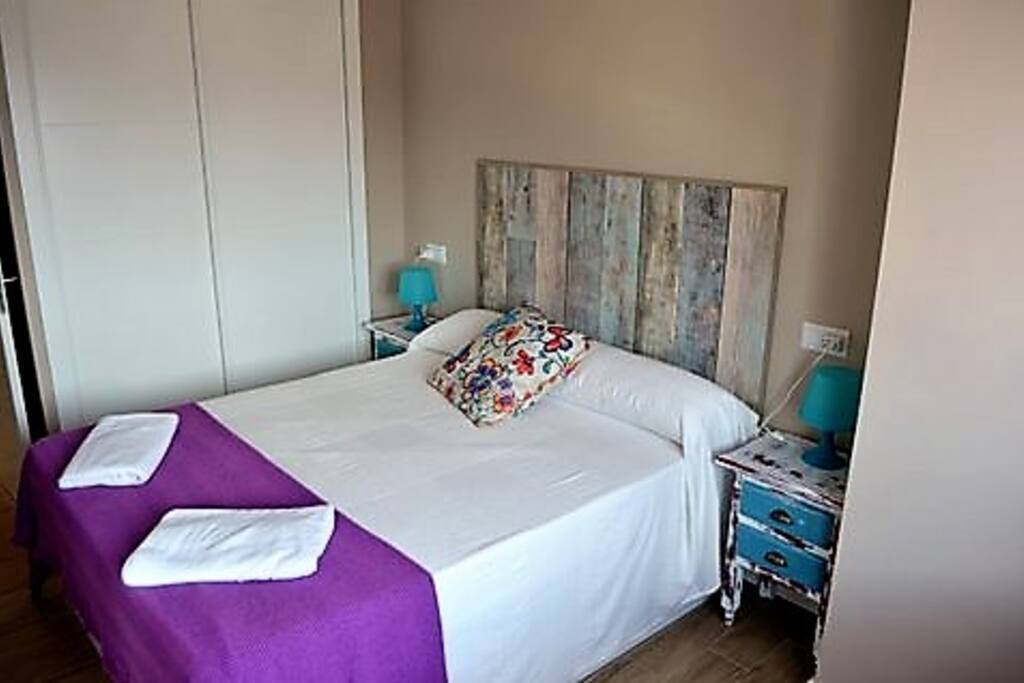 Dormitorio 2: cama 150, armario y escritorio. Internet por cable. Aire acondicionado. Vistas despejadas