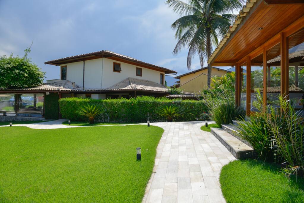 Jardins em perfeito estado de conservação.