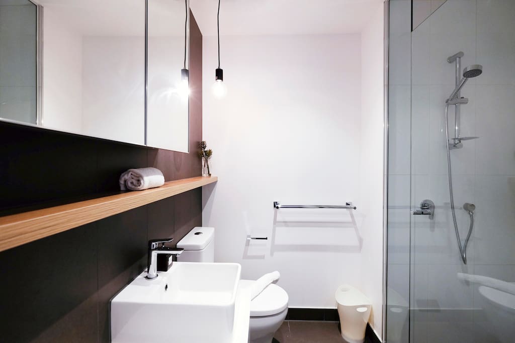 Modern bathroom.