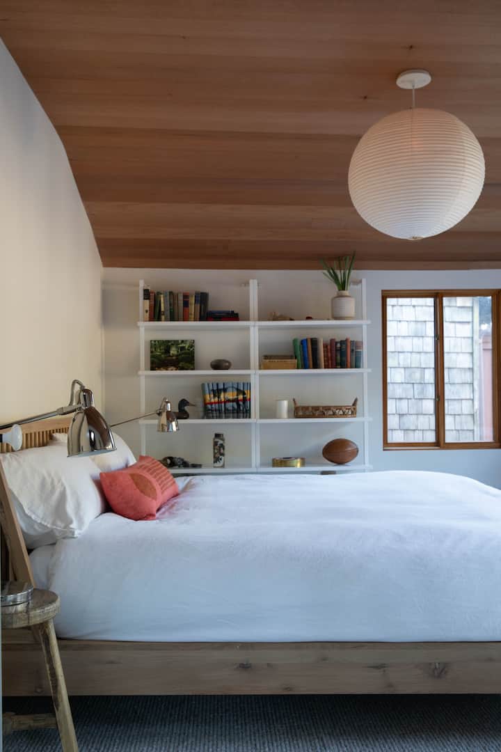 带加大双人床的主卧。