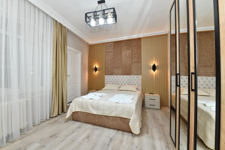 Chumba cha kulala cha kisasa na maridadi huko Sisli, Istanbul. Inatoa mazingira ya utulivu ya kulala yenye kitanda chenye nafasi kubwa na starehe, mapambo ya kifahari na kiyoyozi. Inatoa sehemu ya kukaa yenye starehe yenye televisheni na vitanda vyenye nafasi kubwa. Inatoa likizo ya kupendeza huko Sisli na muundo wake angavu na wenye nafasi kubwa.