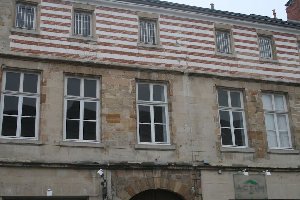 Vue de la rue, appartement au premier étage