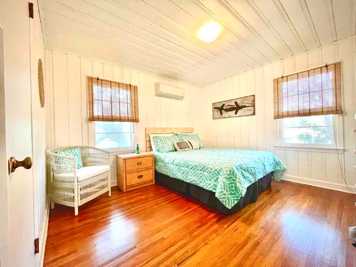 เตียงควีนไซส์ใหม่พร้อมผ้าปูที่นอนและฝาครอบหน้าต่างไม้ไผ่