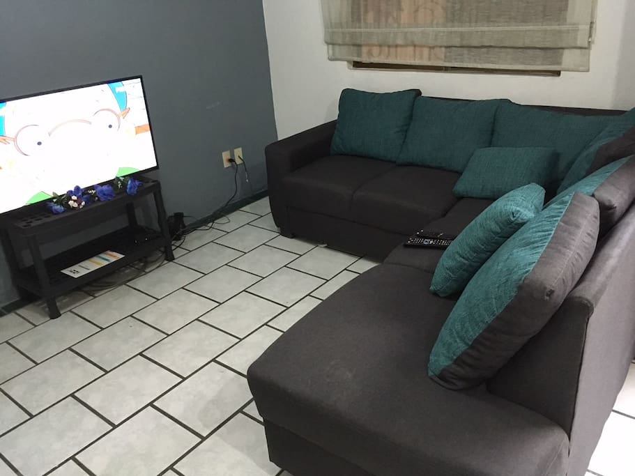 Sala con televisión por cable.