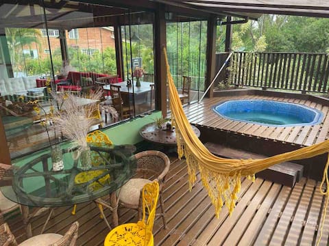 Gather the family, swimming pool, mini court and hydro!