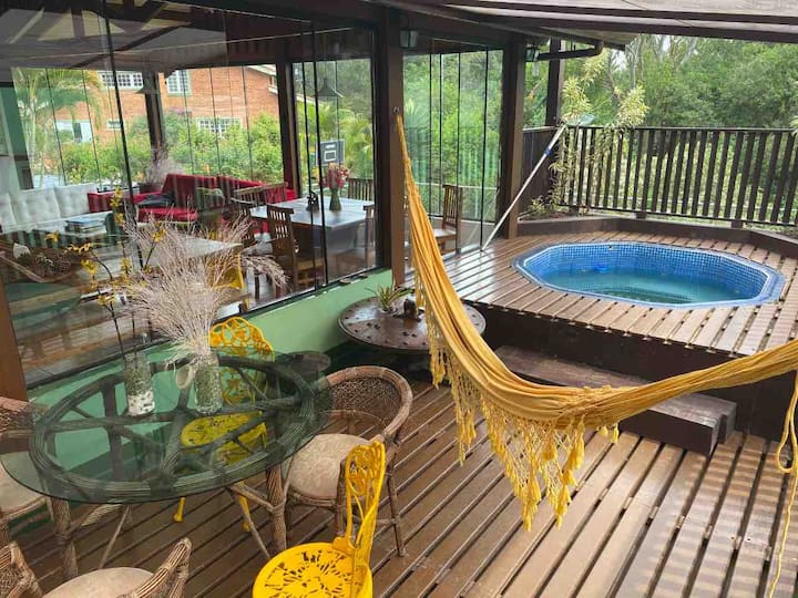 Gather the family, swimming pool, mini court and hydro!