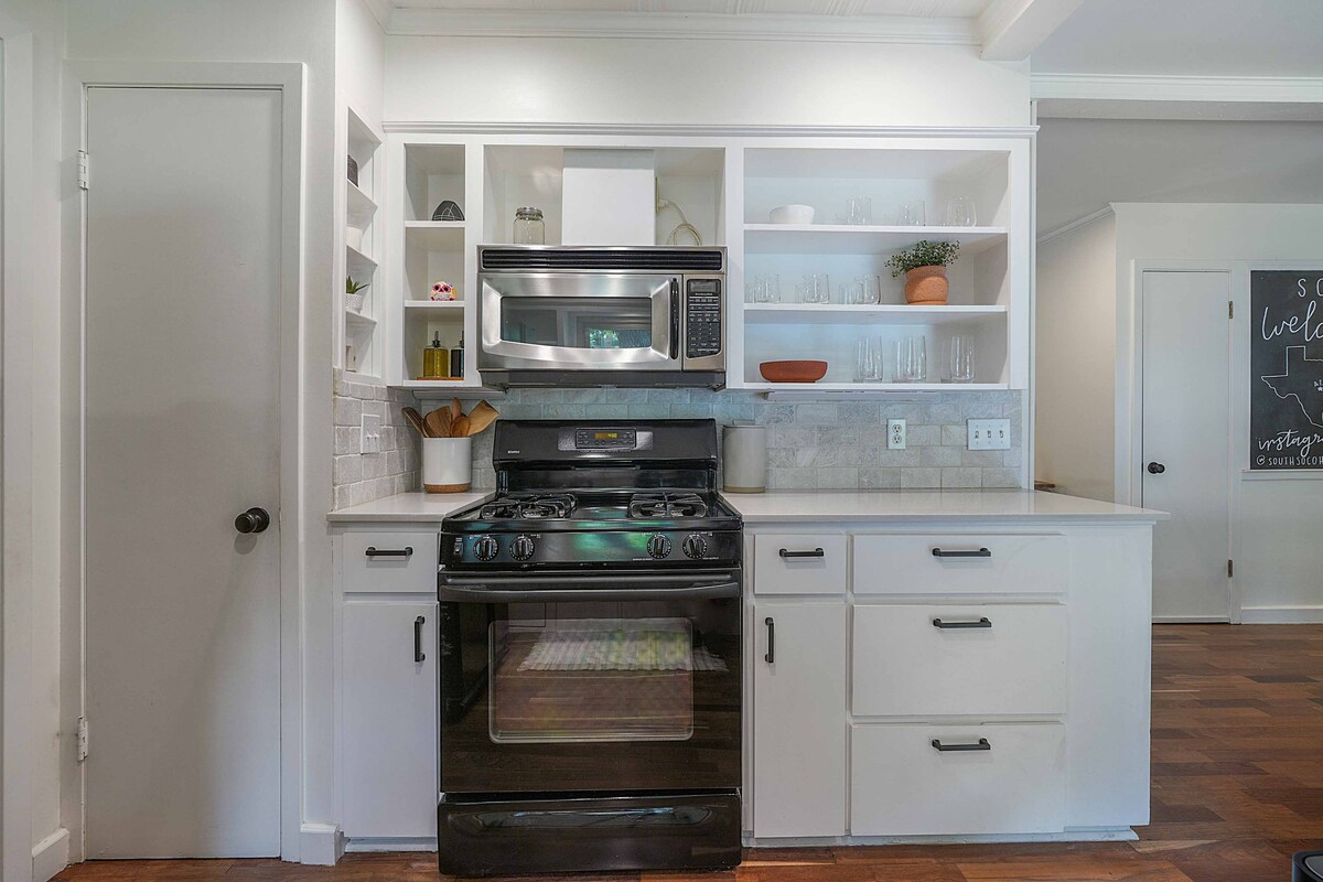 Sunny SoCo House: Explore Austin with Ease!