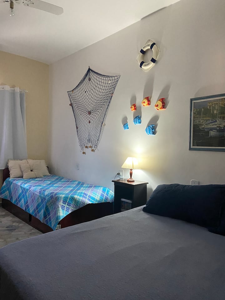 Camera dell'acquario (1 letto matrimoniale, 1 letto singolo e 1 letto a castello) 