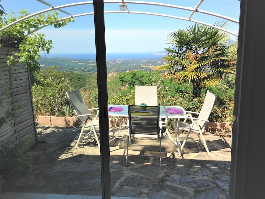 Terrasse avec vue sur mer