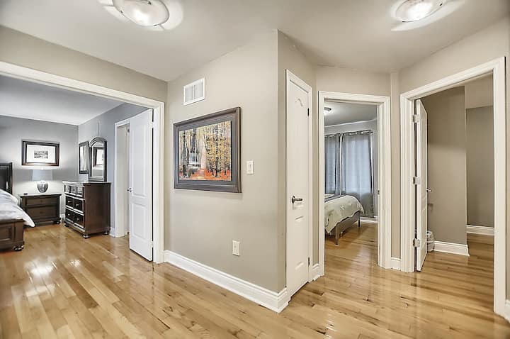 Ghorofa ya 2 inayoelekea kwenye vyumba vya kulala