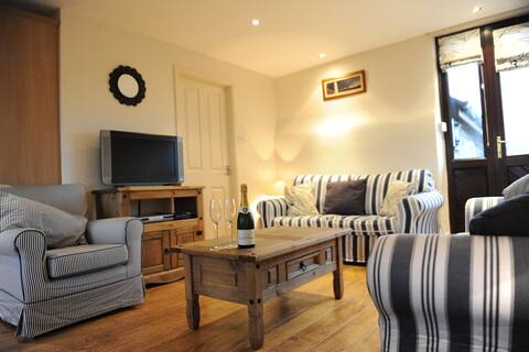 The Granary - cottage with sea views near Bude