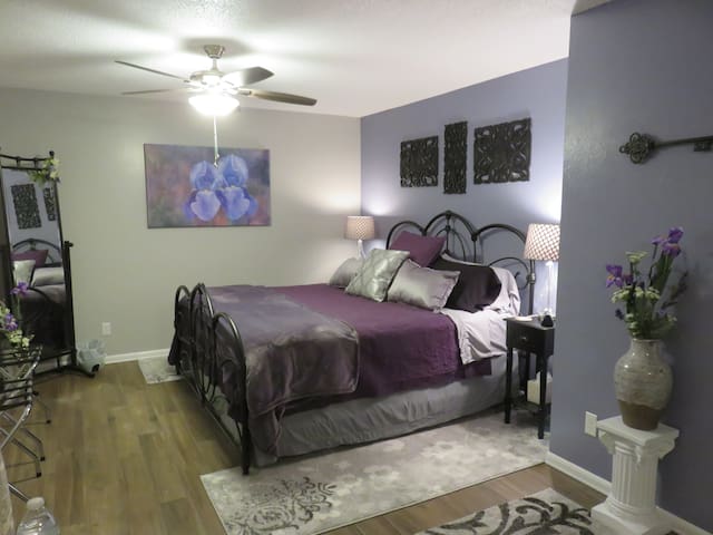 The Iris Room - LARGE Private Room in Shared House
