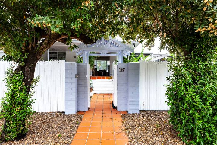 Large Charming Room with Aircon in Gorgeous Home Close to the Beach Fast Wifi