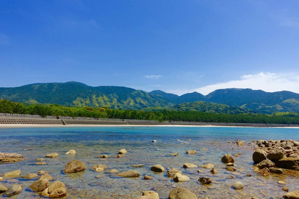 宿から歩いて5分のビーチは静かで癒される景色が広がっています