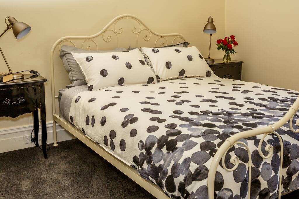 Bedroom has private ensuite,split system heating/cooling,desk and arm chair