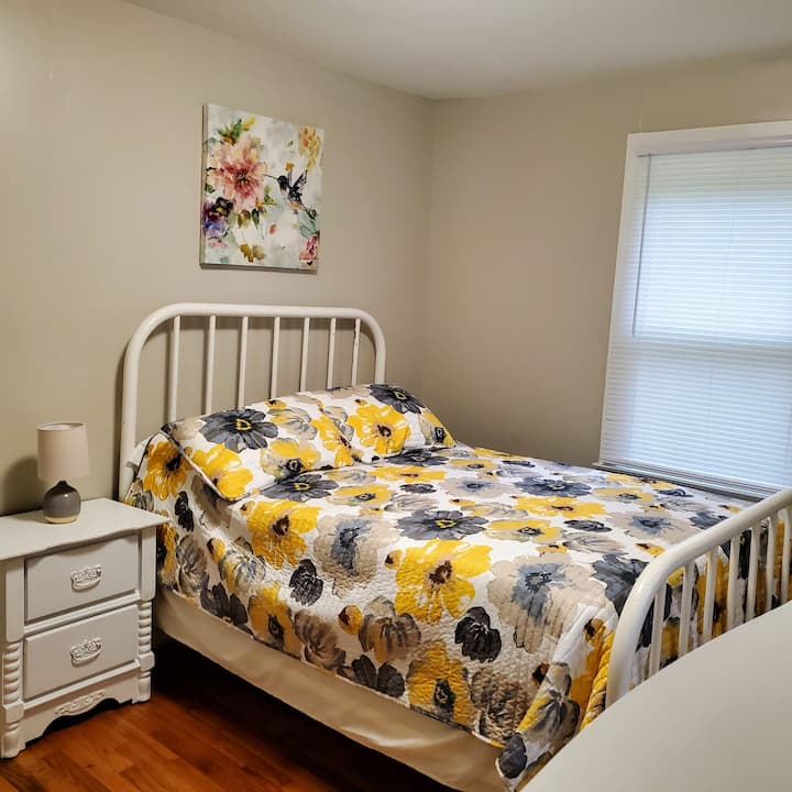 Tercer dormitorio con cama de tamaño completo.